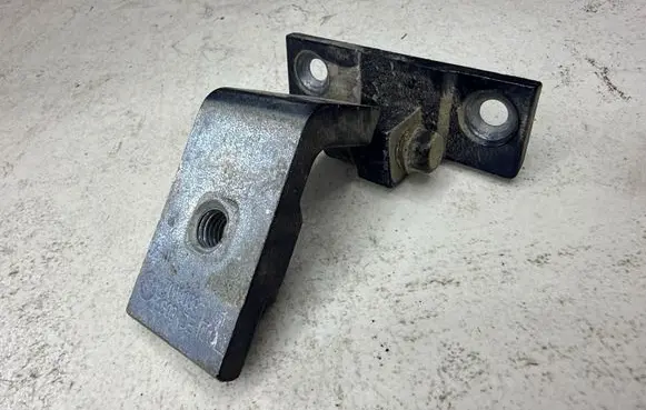 BMW 5 E60 E61 Rear door lower hinge 7068089