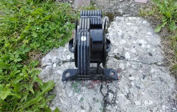 Nissan Leaf II (ZE1) Engine mount bracket