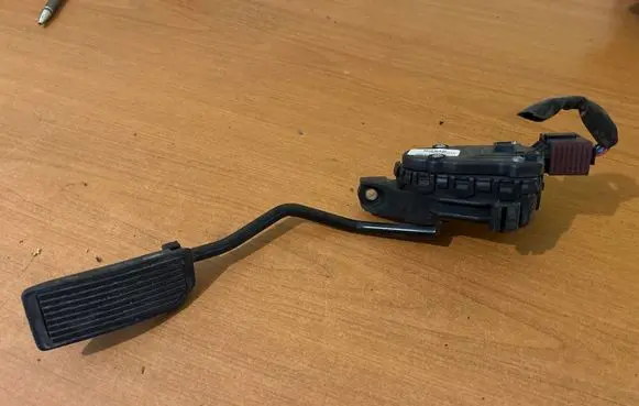 Nissan Almera Tino Accelerator throttle pedal 18002BU410 6PV00862004