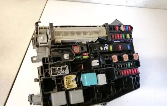 Toyota Auris 150 Fuse box set 7233r0a2