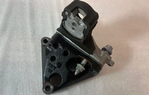 Toyota C-HR I Engine mounting bracket 37060