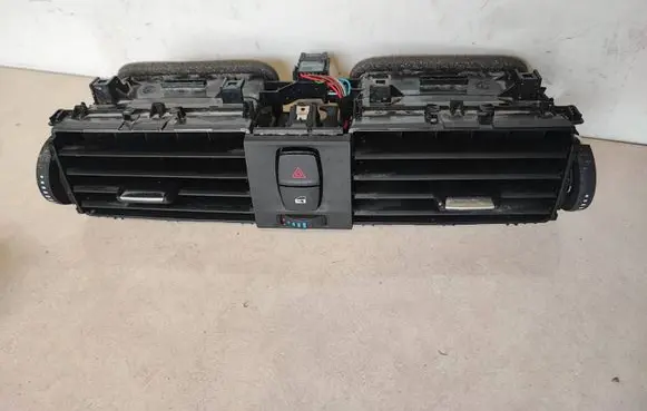 BMW 4 F32 F33 Dash center air vent grill 9347436