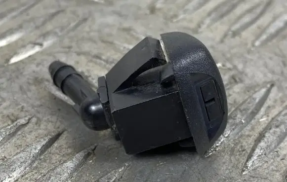Jeep Renegade Windshield washer spray nozzle 