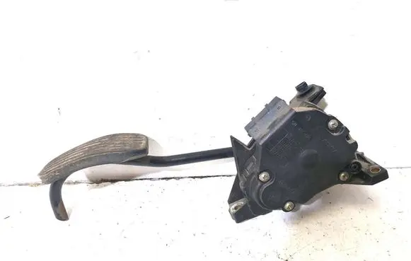 Accelerator throttle pedal