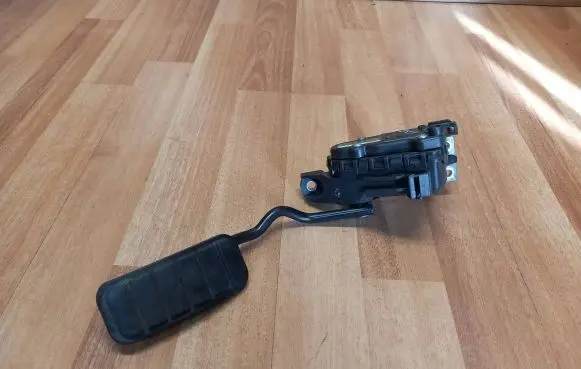 Renault Laguna II Accelerator throttle pedal 8200003393 6PV00811903 8200700373