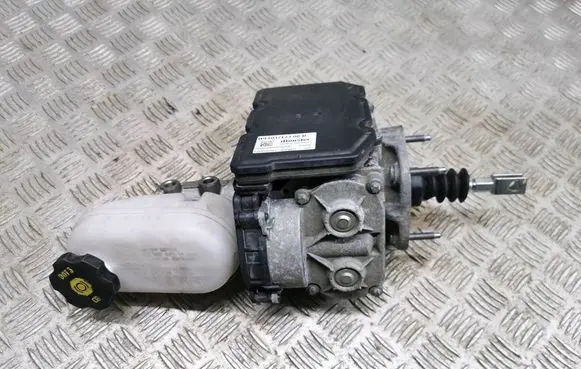 Tesla Model S Master brake cylinder 1037123-00-B