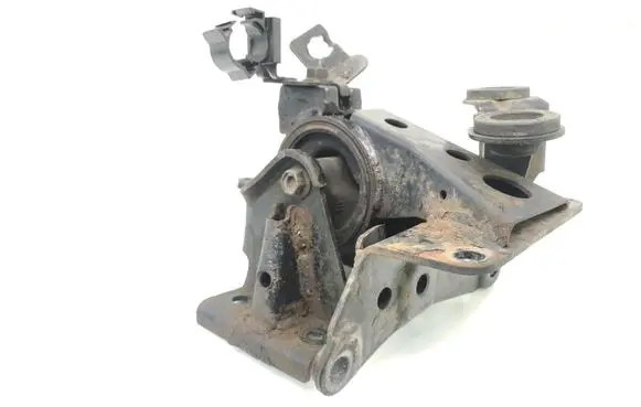 Nissan Primera Engine mount bracket