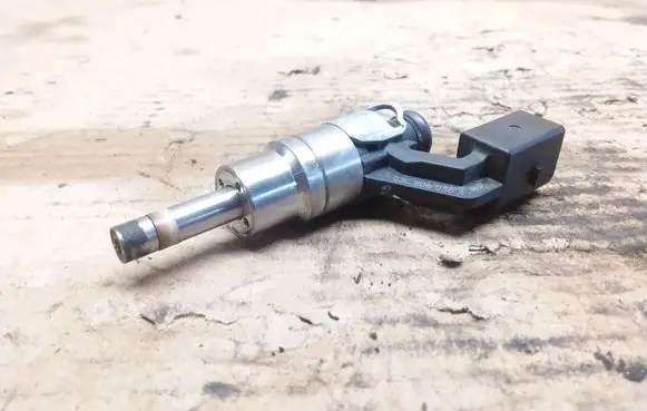 Skoda Octavia Mk2 (1Z) Fuel injector 03C906036A