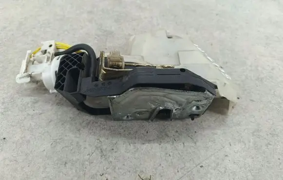 Mercedes-Benz S W220 Rear door lock 2207303935