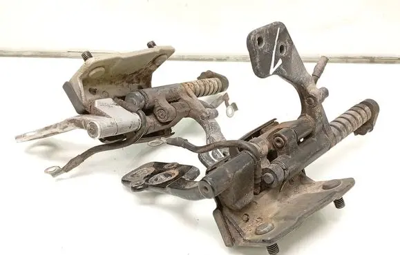Tailgate/trunk/boot hinge