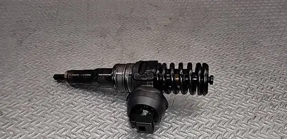 Volkswagen Golf V Fuel injector 038130073AG