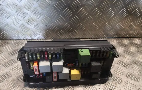 Mercedes-Benz C W204 Fuse box set 2129003825 A2129003825