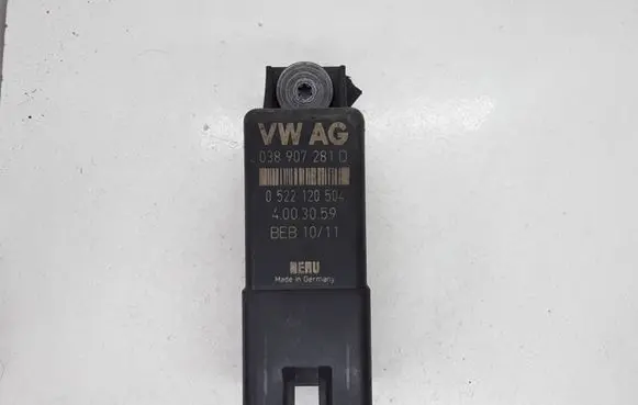 Volkswagen PASSAT B6 Glow plug pre-heat relay 038907281D 0522120504