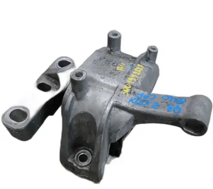 Engine mount vacuum valve