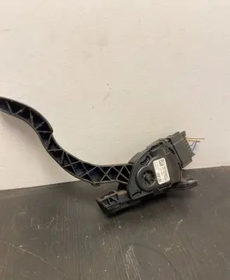 Accelerator throttle pedal