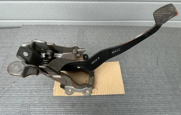 Nissan Patrol Y61 Clutch pedal 46503VB000