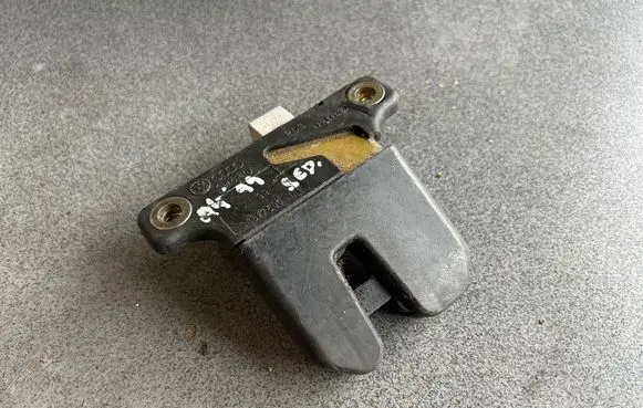 Audi A4 S4 B5 8D Tailgate/trunk/boot lock/catch/latch 8D5827505