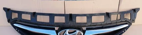 Hyundai i40 Front bumper upper radiator grill 863513Z000