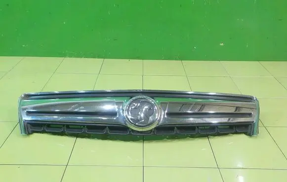 Opel Antara Front bumper upper radiator grill 25983424