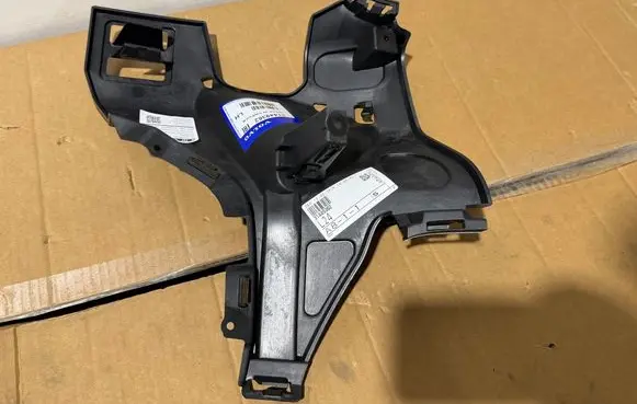 Volvo XC40 Front bumper mounting bracket 31449362