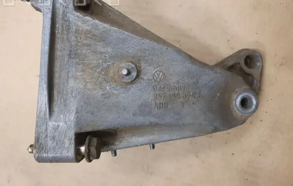Volkswagen Golf III Engine mounting bracket 357199354J