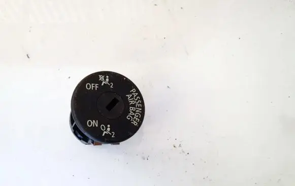 Passenger airbag on/off switch