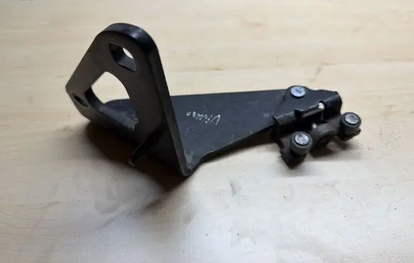 Opel Vivaro Sliding door lower roller guide/hinge 745965439R