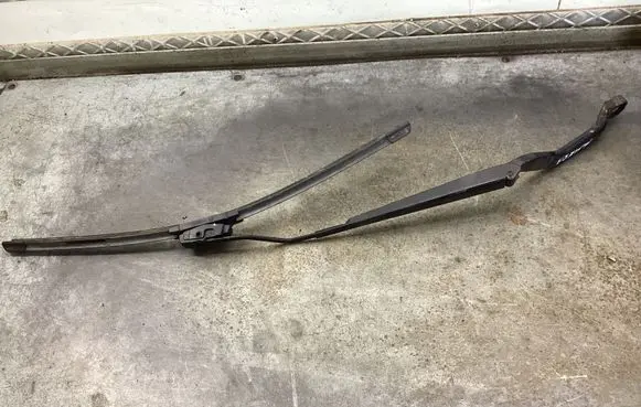 Nissan Almera N16 Front wiper blade arm 182132