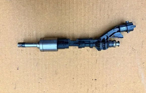 Ford Focus Fuel injector CJ5G9F593AA