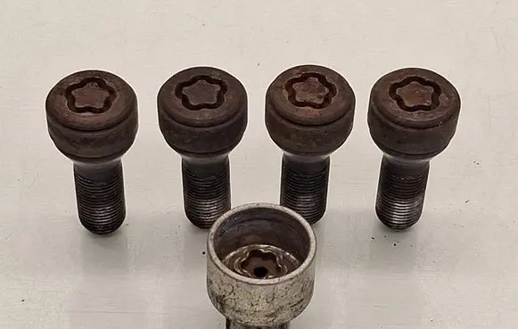 BMW 3 F30 F35 F31 Anti-theft wheel nuts and lock