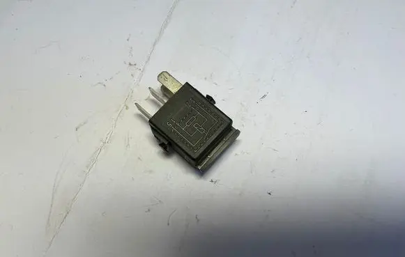 BMW 5 E39 Other relay V23073B1005X18 61361393412