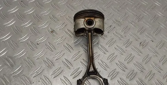 Toyota Yaris Piston with connecting rod