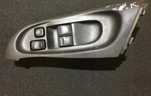 Nissan Almera N16 Electric window control switch