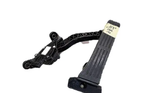Accelerator throttle pedal