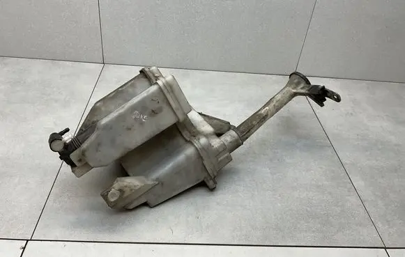Nissan Juke I F15 Windshield washer fluid reservoir/tank 