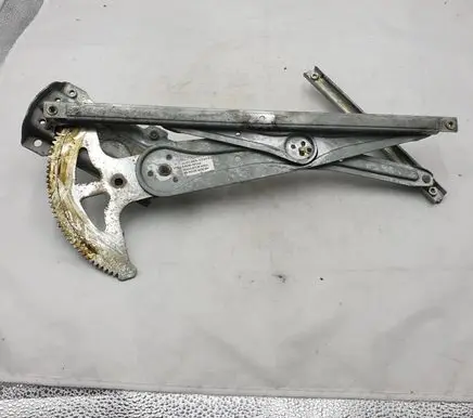 Rear door manual window regulator