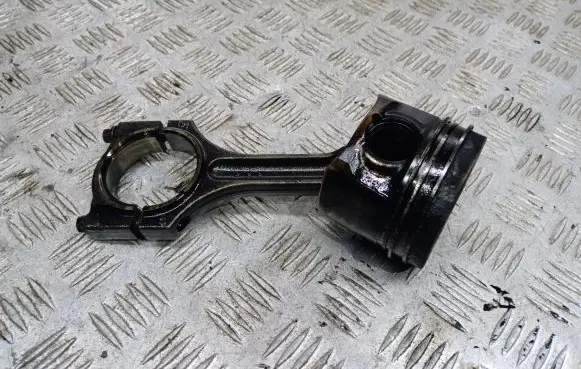 Toyota Avensis T270 Piston 