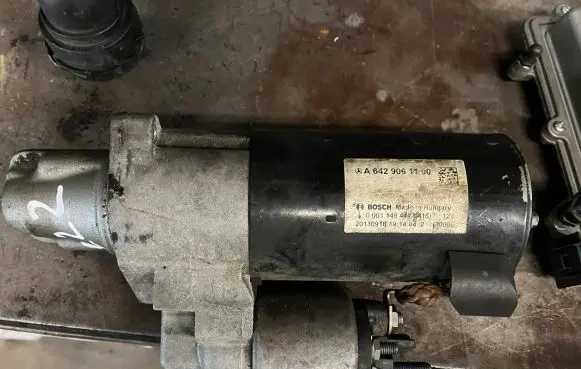 Mercedes-Benz E W213 Starter motor A6429061100 0001149437