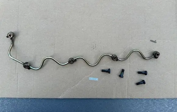 Nissan Patrol Y61 Fuel injector supply line/pipe 166702W201 16666AD211