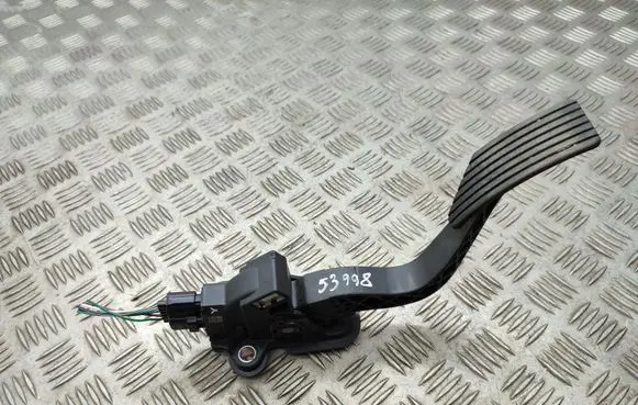 Accelerator throttle pedal