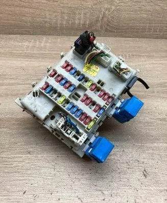 Nissan Almera N16 Fuse module 243505M310 0315041