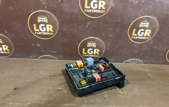 Volkswagen Touran I Fuse module 1K0937124H