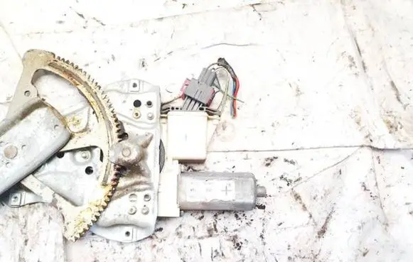 Toyota Avensis T250 Front door window regulator motor 6982005050 69820-05050