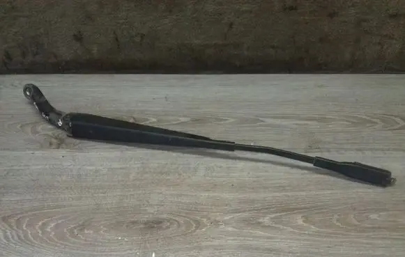 Volvo XC70 Front wiper blade arm 30697674