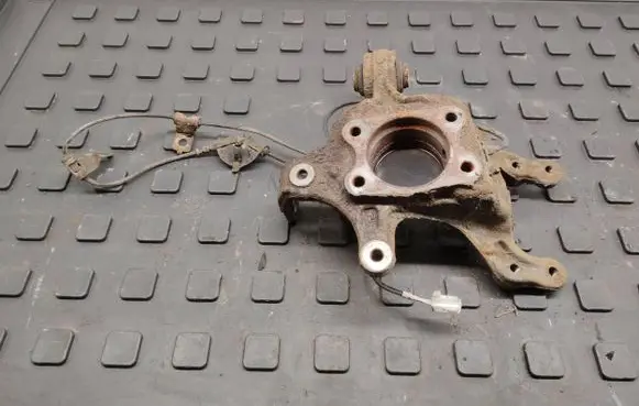 Rear wheel hub spindle/knuckle