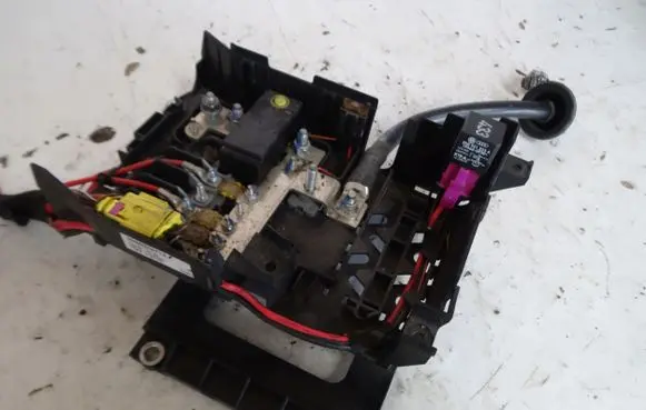 Volkswagen Touareg I Fuse module 7L0937548