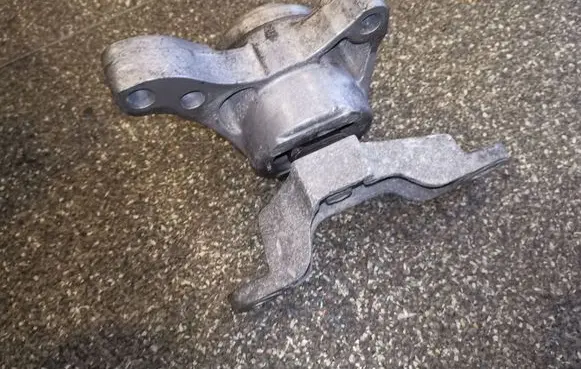 Ford Fusion II Engine mount bracket