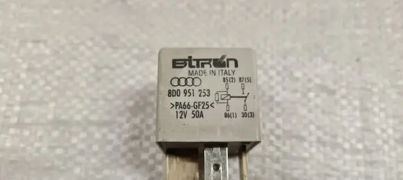 Volkswagen PASSAT B5.5 Other relay 8D0951253