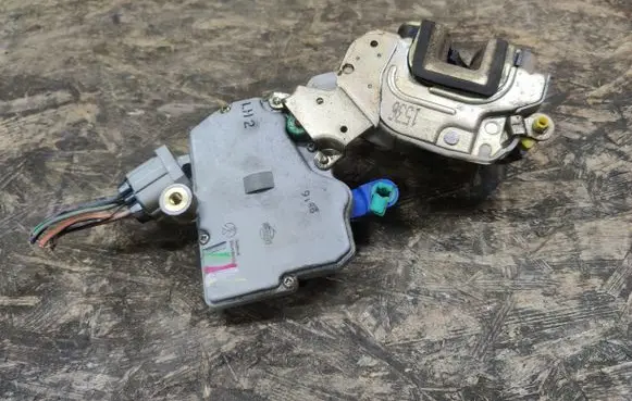 Nissan Terrano Front door lock LH3 2816 1536