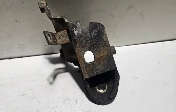 Volkswagen Golf III Engine mounting bracket 1H0199273 1H0199273A